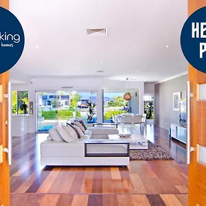Seaclusion 5 Bed Waterfront, Sleeps 12 Gold Coast